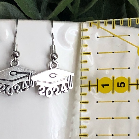 New 2024 Graduation Dangle Drop Handmade Earrings Prom Gift for Grad Teacher - Picture 2 of 6